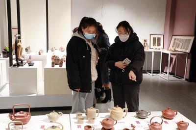 我校成功承辦第七屆江蘇省工藝美術“藝博杯”陶藝創(chuàng)新作品展暨陶藝論文評比活動